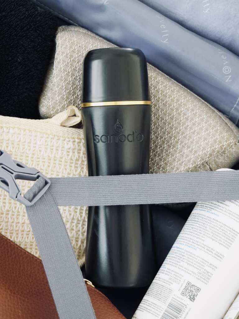 bidet portable hygiène intime noire rangée dans une valise de voyage Sanod'o